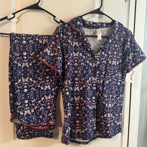 Women’s Jessica Simpson pajama set, short sleeve button top w/anklet bottoms.
